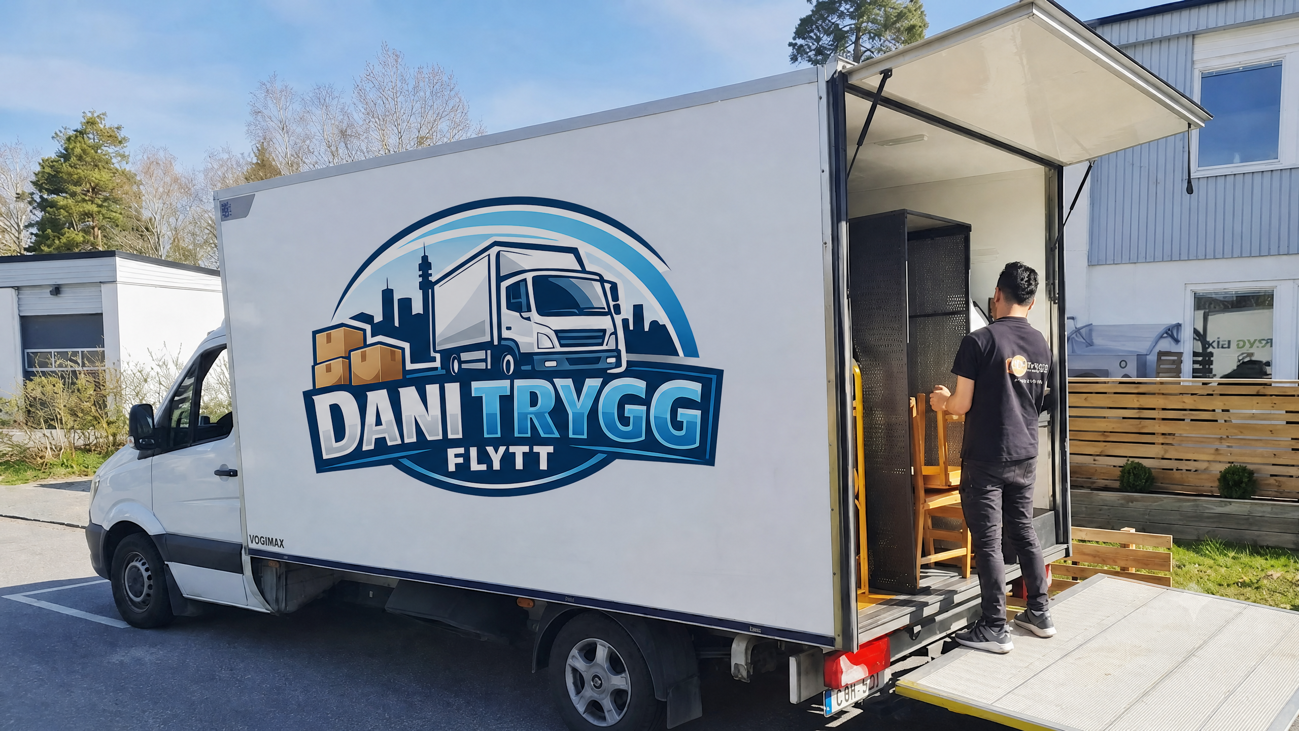Dani Trygg Flytt med företagets logotyp på lastbilen i Sverige