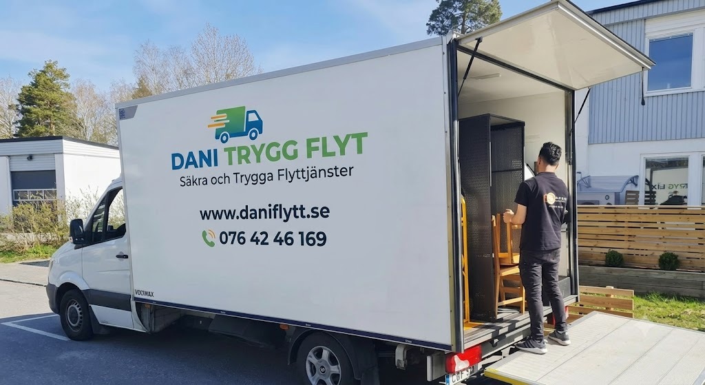 Dani Trygg Flytt hjälper kunder i Skogås